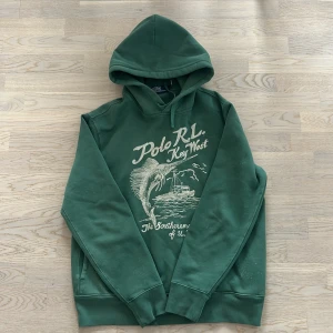 Ralph lauren keywest hoodie ( använd en gång ) - Helt nytt skick bara använd en gång 10/10 ( prickarna är design) | Size L true to size | Följare får 100 kr rabbat | slutsåld överallt och nypris 3200 | vårt pris endast 1999 | fraktar spårbart inom 24 timmar med PostNord eller instabox |