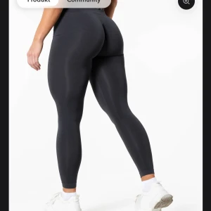 Prime scrunch - shadow grey - Snygga och bekväma mörkgråa leggings perfekta för träning eller vardagsbruk. De har en tight passform som framhäver figuren och är tillverkade i ett stretchigt material för optimal rörelsefrihet.