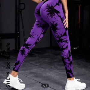 Lila mönstrade leggings från SHEIN - Snygga lila leggings med svart mönster från SHEIN. Perfekta för träning med en tight passform som framhäver figuren. De har en hög midja för extra komfort och stöd under dina träningspass.