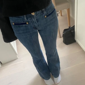 Bootcut jeans - Midjemått rakt över: 32 cm                                                     Innerbenslängd: 71 cm                                                            Benlängd: 93 cm                                                                     Grenen: 22 cm 