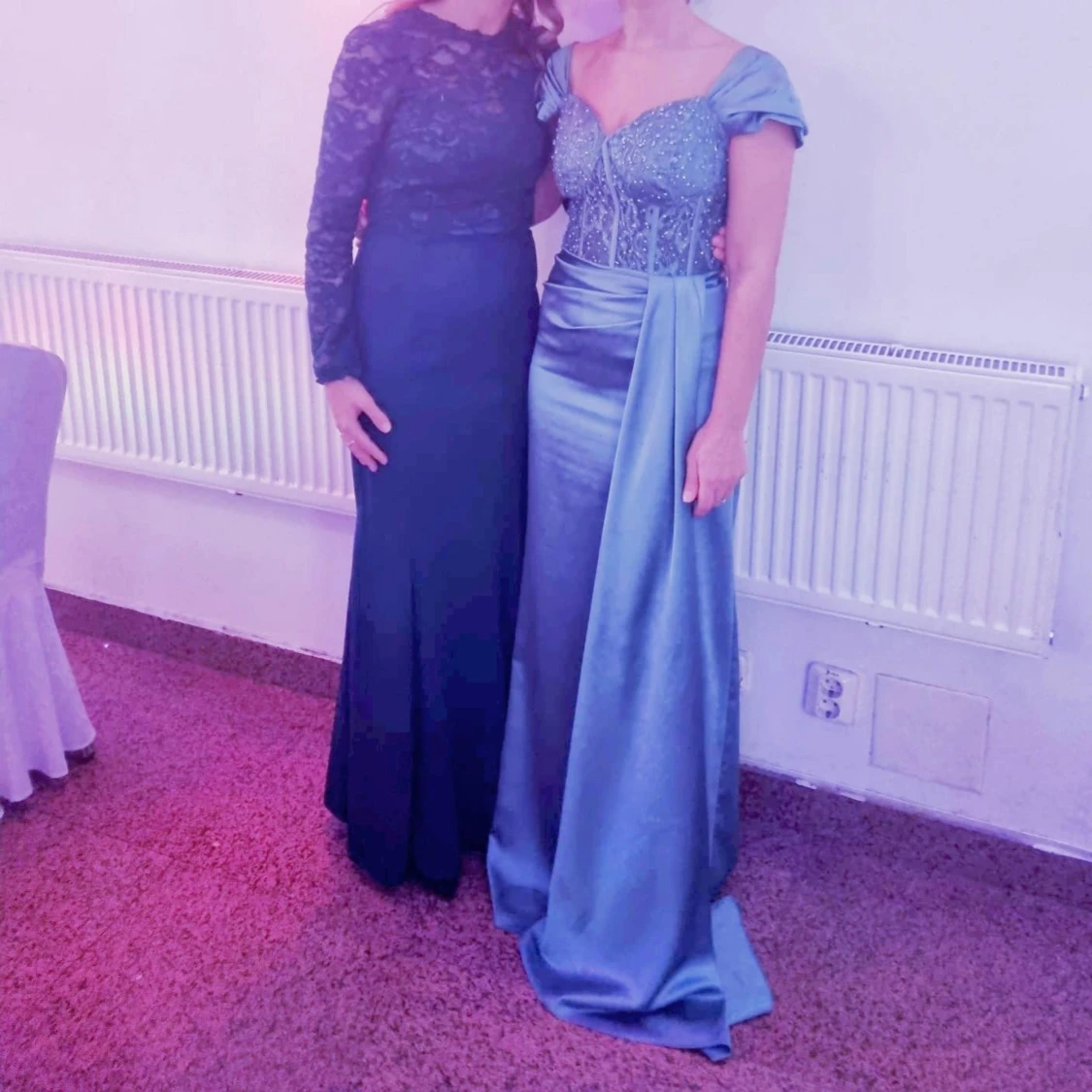 Blå långklänning med pärlor - 1