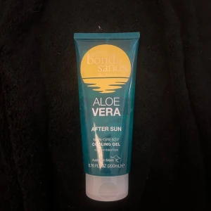 Alovera kräm/gel  - OANVÄND Svalkande och återfuktande Aloe Vera After Sun Gel från Bondi Sands. Perfekt för att lugna huden efter en dag i solen. Den är icke-fet och kommer i en praktisk tub på 200 ml. 