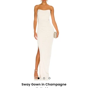 Balklänning beige  - Jättefin balklänning jag hade när jag slutade 9an, endast använd 1 gång. Köpt för 3900 på revolve.