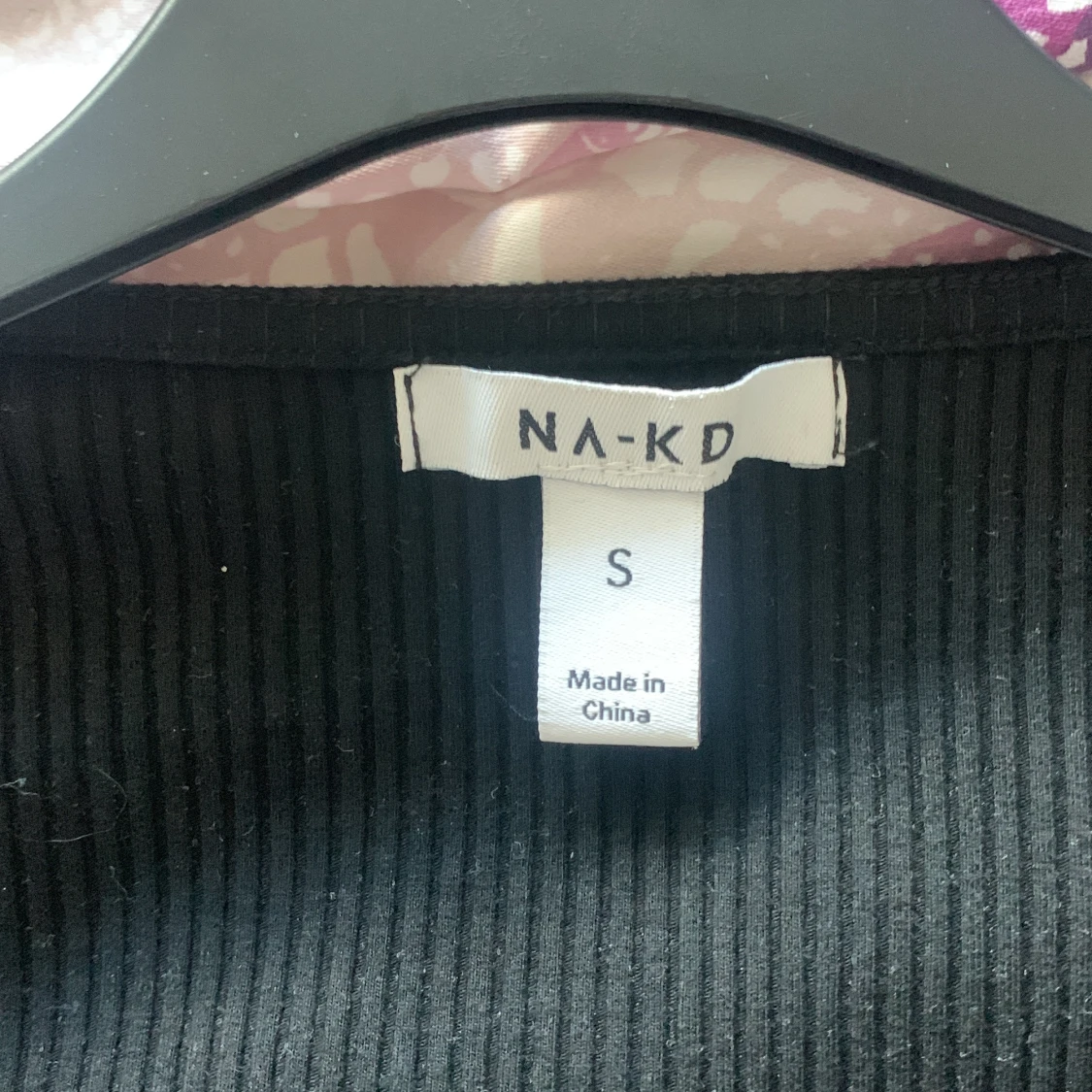 Svart ribbad topp från NA-KD - 4