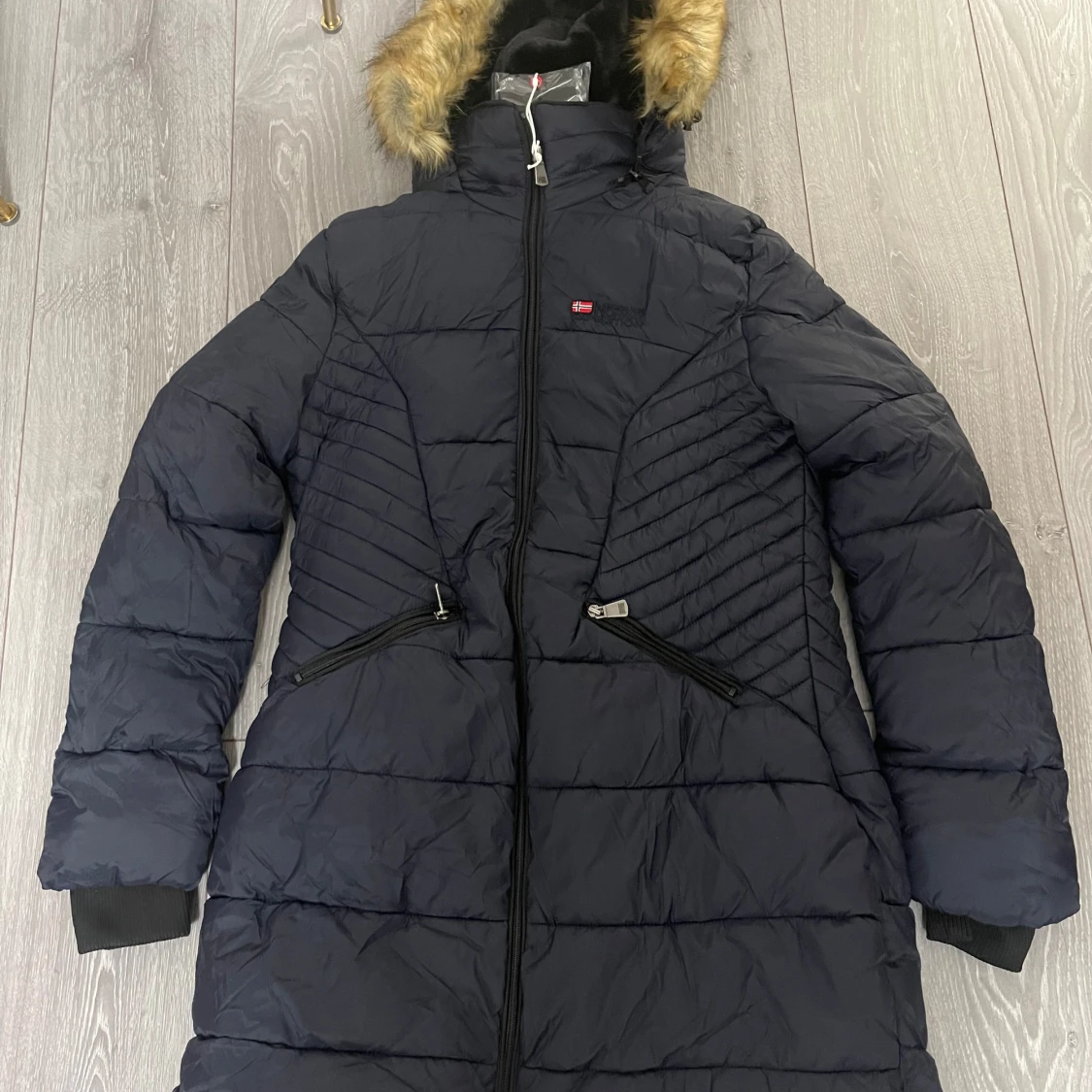 Svart dunjacka med pälskrage