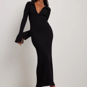 Stickad klänning - Säljer denna svarta supersköna stickade klänning från Nakd i storlek S. Slits på ärmarna o V-ringning. Säljer för 175kr, nypris 600kr!✨✨