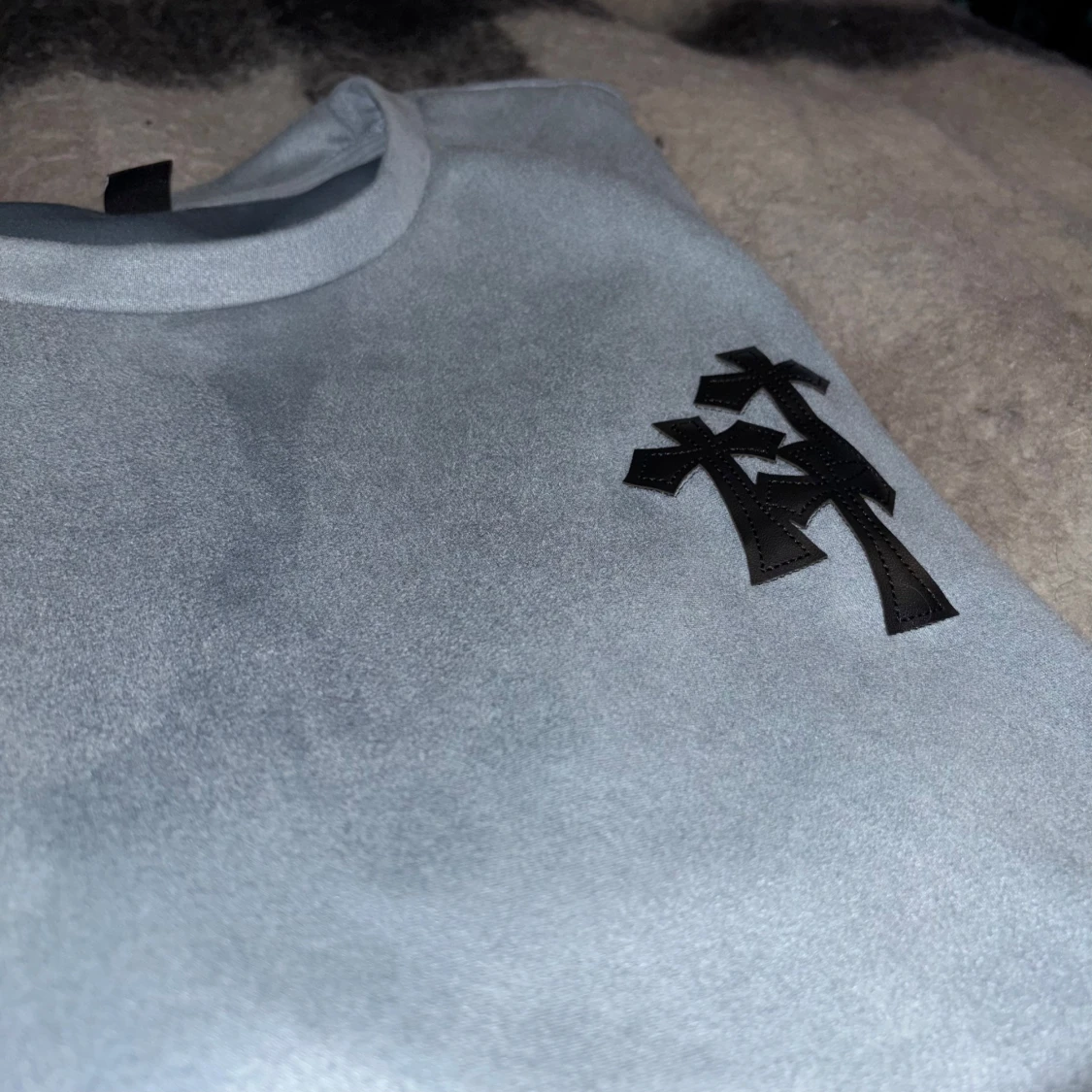 Ljusblå t-shirt med svart tryck - 1