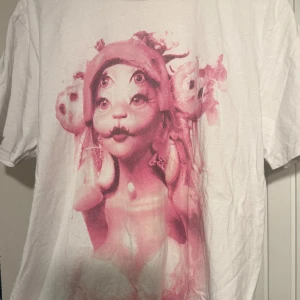 melanie martinez portals tour t-shirt - en vit t-shirt som köptes på melanies portals konsert i stockholm 2023. t-shirten är tillverkad i 100% bomull och är i storlek XL. använd några gånger, men i väldigt fint skick. framsidan har tryck av melanie och baksidan har texten ”portals uk/eu 2023” med turnédatum. köptes för 500kr på plats, men säljer för 200kr. använd gärna köp nu om intresserad! :D