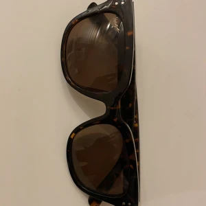 Solglasögon med sköldpaddsmönster - Snygga solglasögon med sköldpaddsmönster och bruna linser. De har en klassisk design med breda skalmar och en bekväm passform. Perfekta för en stilren look. Vet tyvärr inte vad de är för märke då jag köpte de utomlands❤️men köpte dem för 100kr