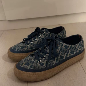 Blå sneakers Tommy hilfiger -  sneakers från Tommy Hilfiger användes på sommaren 