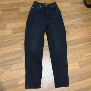 Svarta mom jeans Gina tricot  - Svarta mom jeans med hög midja och stretch i storlek XS/34 från Gina tricot.