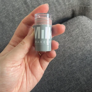 Milk Makeup Lip & Cheek Stick - Säljer en praktisk Lip & Cheek stick från Milk Makeup färgen WERK i en snygg rosa nyans. Perfekt för att ge både läppar och kinder en fräsch färg. Kompakt och lätt att ta med sig i väskan. använd några gånger 