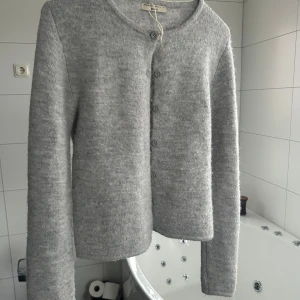 Grå stickad kofta Gina tricot - Säljer en grå stickad kofta från Gina i fint skick, pris kan diskuteras vid snabb affär, säljer för 290kr