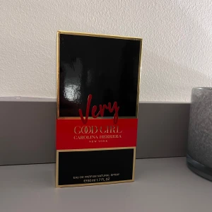 Very Good Girl Eau de Parfum från Carolina Herrera - Säljer ny parfym från Carolina Herrera i doften ”very good girl New york”. Enbart sprayat ett sprut för att känna doften så alltså 50 ml kvar vilket är som ny! 
