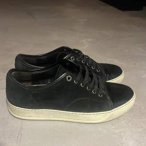 Svarta Lanvins  - Tjena! Säljer mina stilig Lanvins då de börjar bli för små. Riktigt snygga och passar till allt🤩 Storlek 41, men passar större. Skick 7/10, bra skick förutom lite små slitningar som ni ser på bilderna. Sjukt bra pris och hör av er vid minsta fundering. (Bara skor ingår)