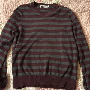 Grunge randig tröja från Dressmann - Säljer en randig tröja från Dressmann. Tröjan har en v-ringad hals och är i färgerna vinröd och grått! Det är en snygg oversize på mig och är väldigt bekväm och har mjukt tyg med stretch 🖤