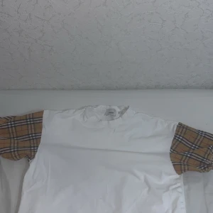 Burberry tshirt - Jättefin burberry tshirt som är storlek S och passar även M eftersom den är oversized.