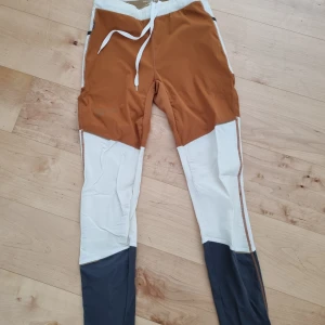 Träningskläder - byxa. Lätt fodrade partier.  Aldrig använda