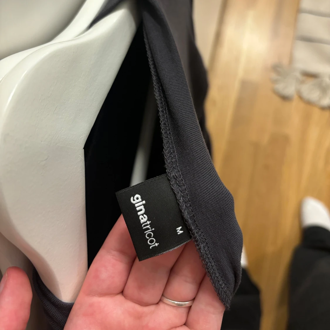 Svart klänning från Gina Tricot - 91