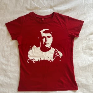 ✰ t-shirt med tryck - Snygg T-shirt med tryck i xs, har en tajt passform 🔥 Vet ej vart den är ifrån