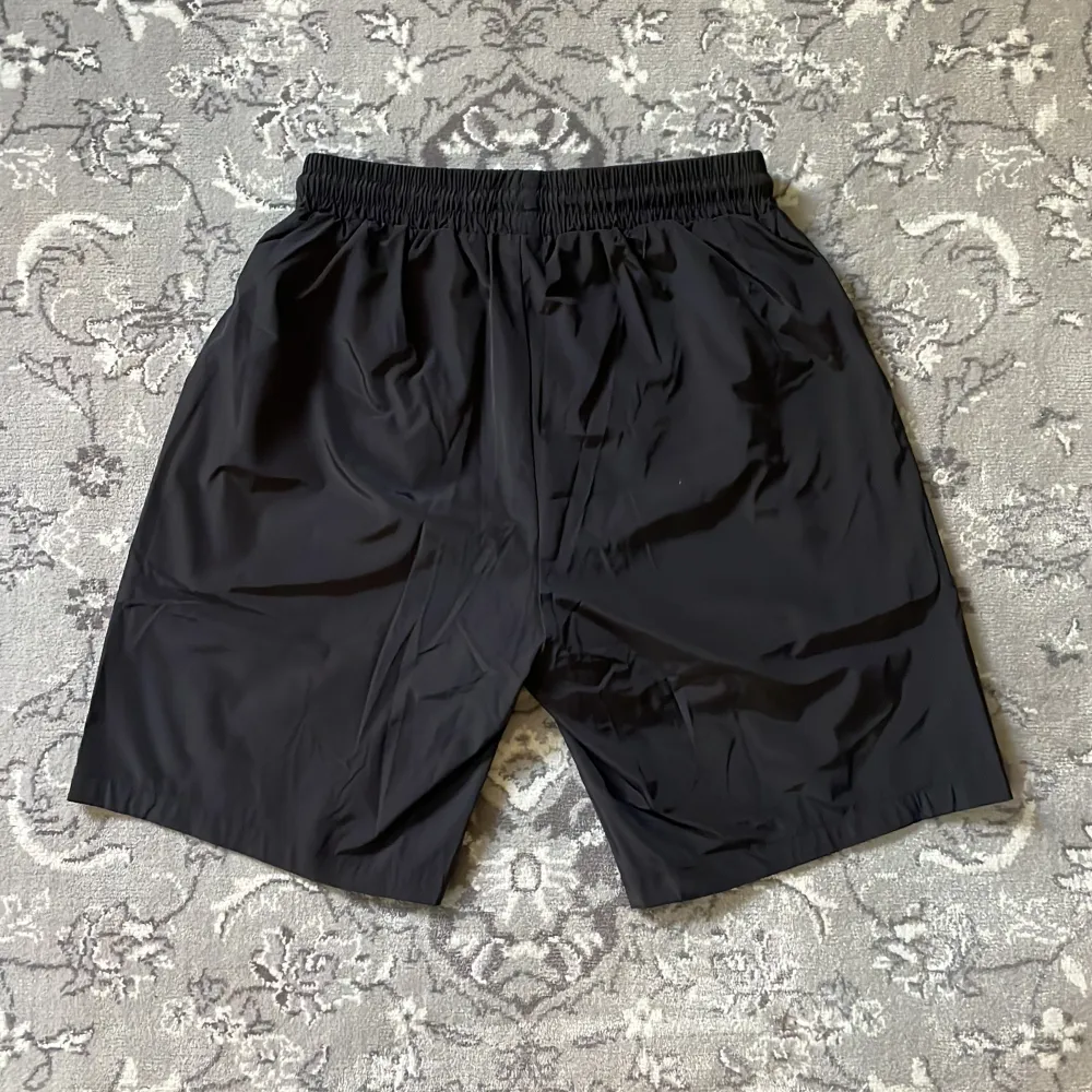 Moncler badshorts Storlek 1 Sitter som M Påse och tags medföljer. Shorts.