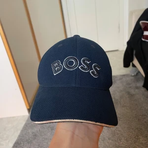 Hugo boss keps - En Hugo boss keps i fint skick inte använd jätte mycket