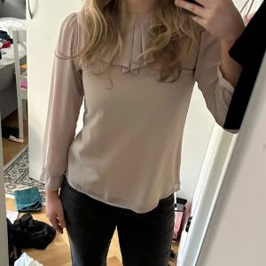 Så fin blus - Superfin blus i från Patchaou! Säljer för är lite för liten för mig☺️ Det är storlek 152cm men den passar som en XS. Knappt använd!