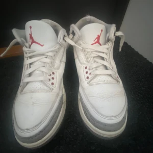 Jordan 3 white cement reimagined  - Säljer Jordan 3 använda 4 månader köpta från sc hype storlek 42,5