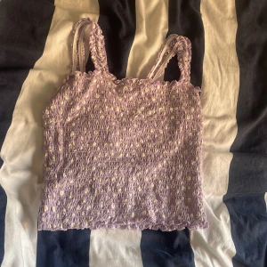 Kort lila linne💜👚 - Ett kort lila linne med blommor på 💜💫