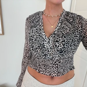 Leopard blus - Superfin blus med leopard mönster i storlek M. Passar på mig som bär medium.