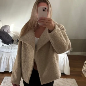 Soft boule gina jacka 🤍 - Superfin helt oanvänd jacka som tyvärr aldrig kom till användning, perfekt nu i höst!!😍 Normal i storlek, köpt för 700kr