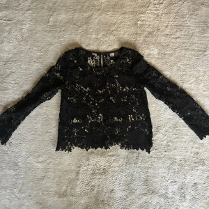 Spets topp - Världens finaste spets topp i storlek 38/M men skulle verkligen inte säga att de är M utan mer S/XS 🖤 tyget är inte så stretchigt