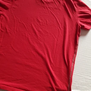 Pelle P T-shirts. Röd - Alla behöver en riktigt bra t-shirt.Klassisk rundhalsad t-shirt i 100% bomul. Pelle P.T-shirt -röd