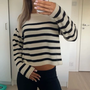 tröja - jätte fin tröja med en så fin passform, passar till allt speciellt nu till hösten!! använt fåtals gånger,💕är du intresserad kontakta för fler bilder!  