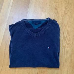 Tommy hilfiger overshirt - Tommy hilfiger over shirt storlek M, passar dig som är runt 180 cm. Relativt bra skick. Säljer då jag rensar ut garderoben. Skriv vid frågor eller flera bilder.