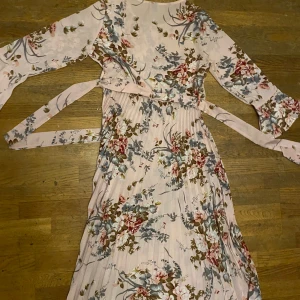 Blommig klänning  - Säljer en blommig klänning.  Från shein. Har använt den en gång!🥰