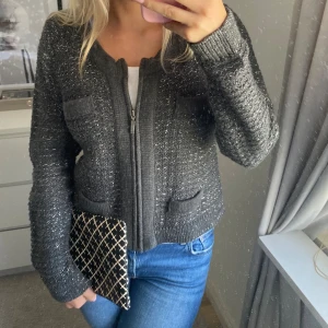 Stickad kofta  - Jättefin stickad kofta med glitter detaljer! Passar perfekt till vardags eller fest! Kan användas som en tunnare jacka också men så fin över en vanlig topp! Hör av dig vid frågor! Tryck gärna ”köp nu”