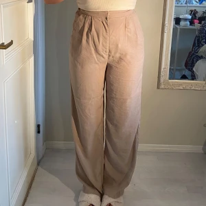 Kostymbyxor - Kostymbyxor från Bikbok i Strl M säljes!🤎