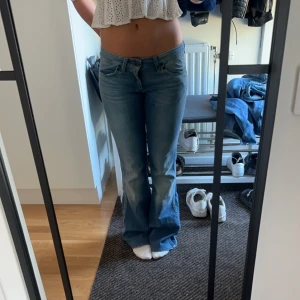 Wrangler jeans - Lågmidjade och snygga wrangler jeans i fin ljus blå färg. Jag är 165 och midjemåttet är runt 37 tvärs över