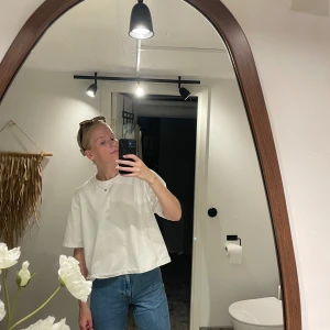 Blåa jeans från weekday  - Blåa jeans från weekday, storlek 27/34. Modell ”Rowe extra high stright jeans” superfin modell men hinner inte till användning hos mig längre då jag har andra jeans 