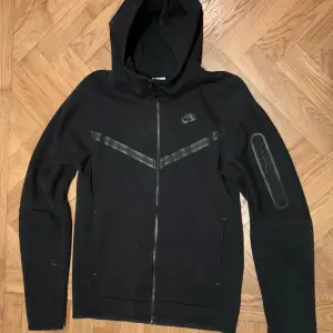 Nike tech fleece sportswear dena tröjan är 7/10 i skick den har lite smuts på armen fast det går säkert att ta bort i tvätten 