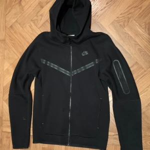 Nike Sportswear Tech Fleece  - Nike tech fleece sportswear dena tröjan är 7/10 i skick den har lite smuts på armen fast det går säkert att ta bort i tvätten 