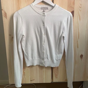 Tunn stickad kofta - Tunt stickad kofta från H&M Storlek S men sitter som XS❤️