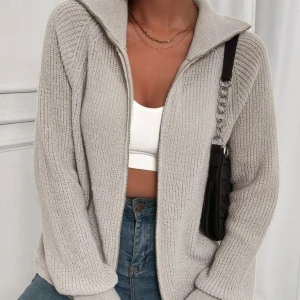 Stickad kofta  - Grå Stickad kofta som är för liten. Passar både en S och XS. Säljer för 195 kr + du betala för din frakt. Jag står inte för postens slarv 💕