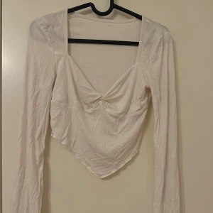 Vit söt topp - Vit fin topp, använt 1-2 gånger, kommer inte till användning och därför säljs den❤️ Stretchigt material