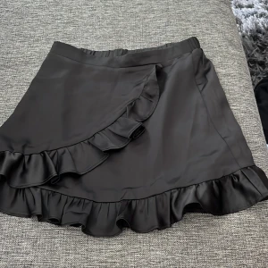 svart kjol - bra skick knappt använd