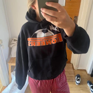 Vintage hoodie - Supersnygg vintage hoodie köpt på beyond retro för något år sen men inte använd så mycket. Svart med orange text. Passar mig bra som är en storlek small och sitter mysigt🤗🤗