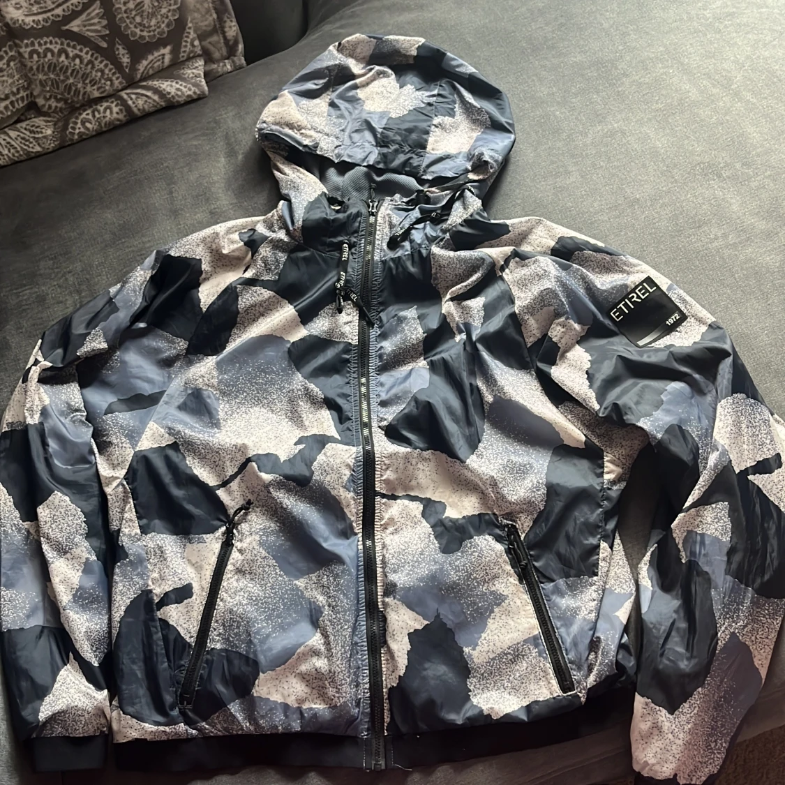 Mönstrad vindjacka från Etirel