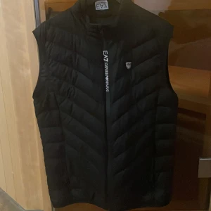 EA7 väst (Emporio Armani)  - Köpt på NK i Stockholm och är i nyskick. Nypris är 2000kr. Är M men passar även om man behöver S eller L.