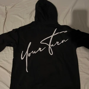 Svart hoodie med tryck - Stolek M skick 9/10 andvänd 2-3 gånger perfekt hoodie inför våren pris kan diskuteras! Skriv vid funderingar